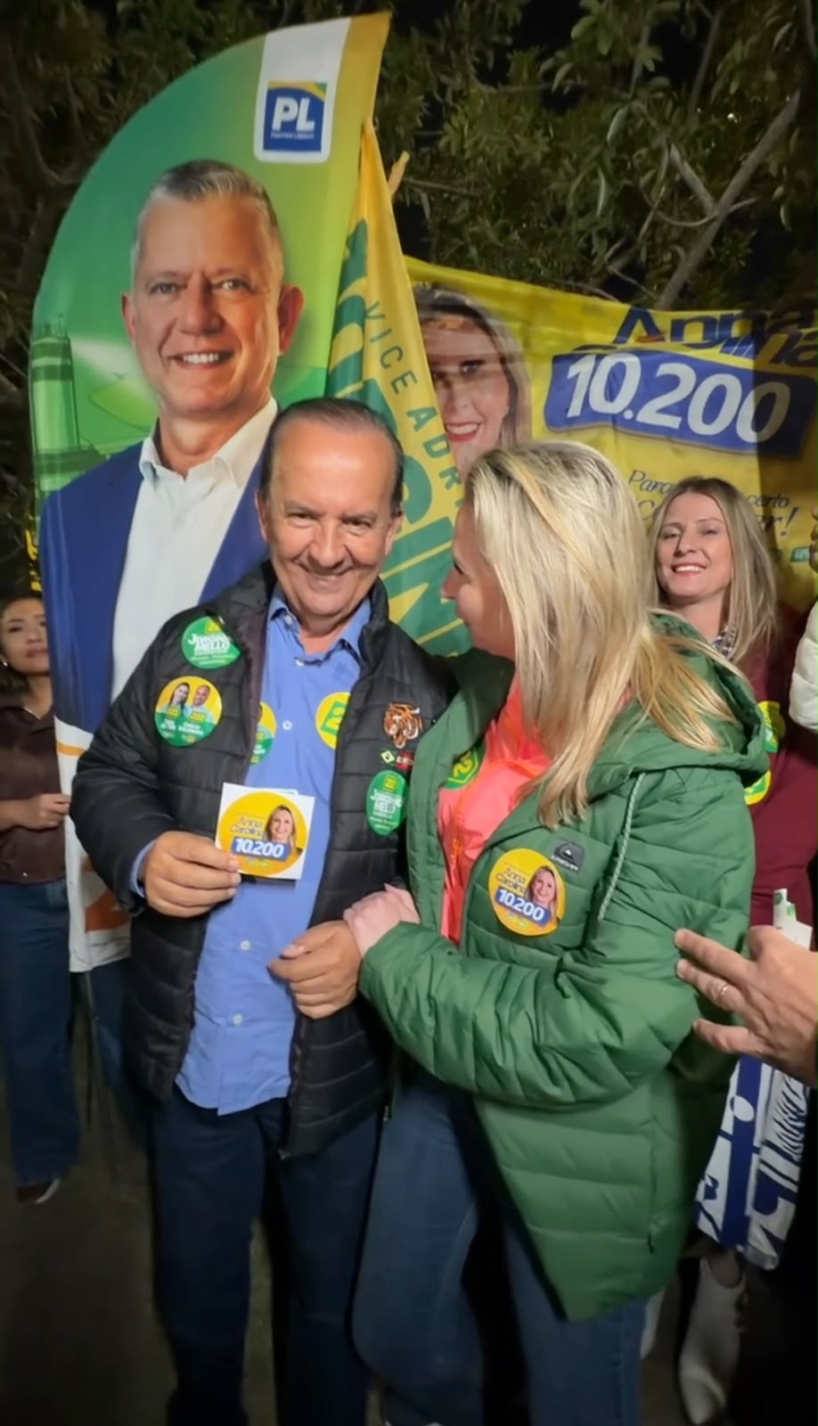 Anna Carolina participa de mobilização com Jorginho Mello na Beira-Rio e percorre o Cidade Nova
