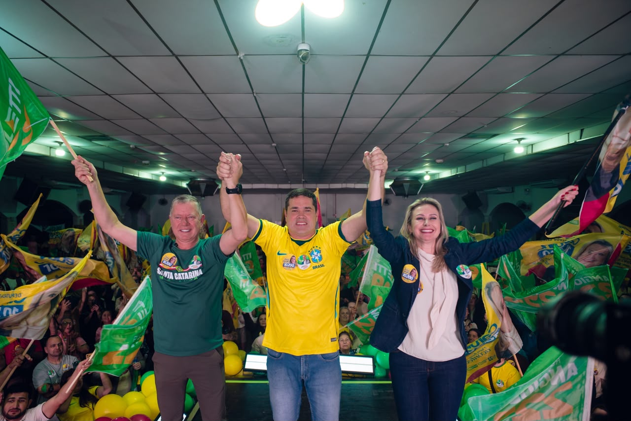 Anna Carolina e Rubens Angioletti lançam candidaturas em evento com cerca de 1.500 pessoas em Itajaí