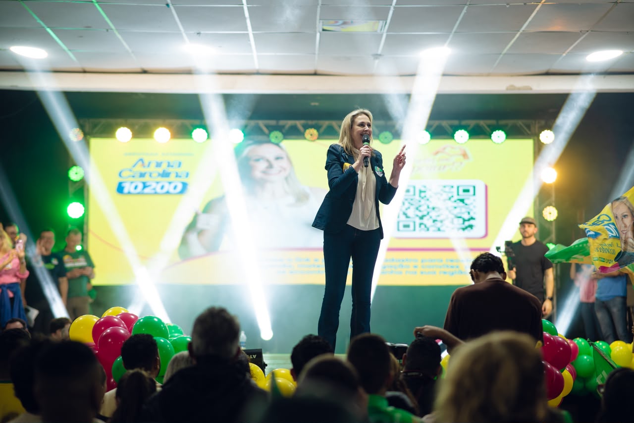 Anna Carolina e Rubens Angioletti lançam candidaturas em evento com cerca de 1.500 pessoas em Itajaí — foto 2